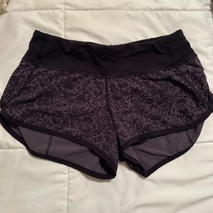 Size 2 Lululemon Hotty Hot Shorts 2”